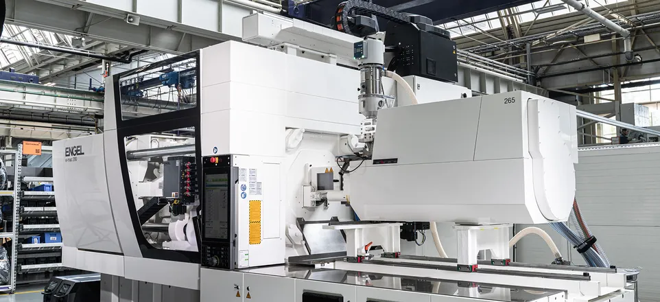 Das Bild zeigt eine weiße ENGEL Spritzgießmaschine für die Reinraumproduktion mit besonders kleinem Footprint.