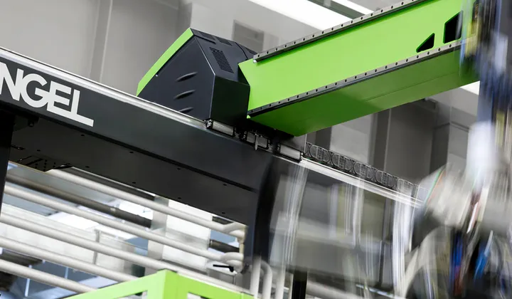 Picture shows linear robot from ENGEL