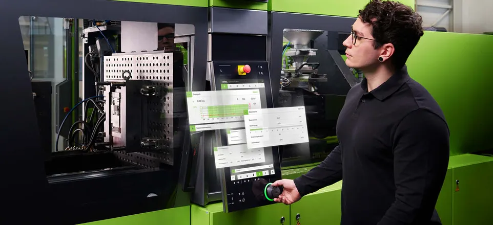 Bild zeigt Produktionsmitarbeiter beim Bedienen digitaler Assistenzsysteme an der Maschine