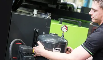Picture shows retrofit for injection moulding machine and robot from ENGEL