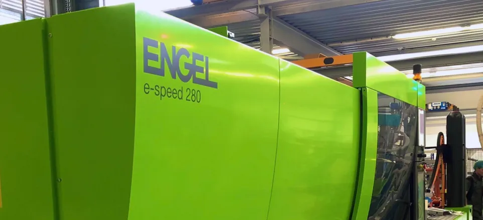 La figura mostra la pressa a iniezione ENGEL e-speed 280 utilizzata da Intopack per lo stampaggio a iniezione di contenitori a parete sottile in rPET