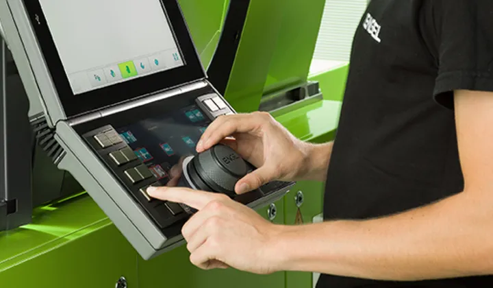 Bild zeigt Maschinenbediener an der Spritzgießmaschinen-Steuerung CC300