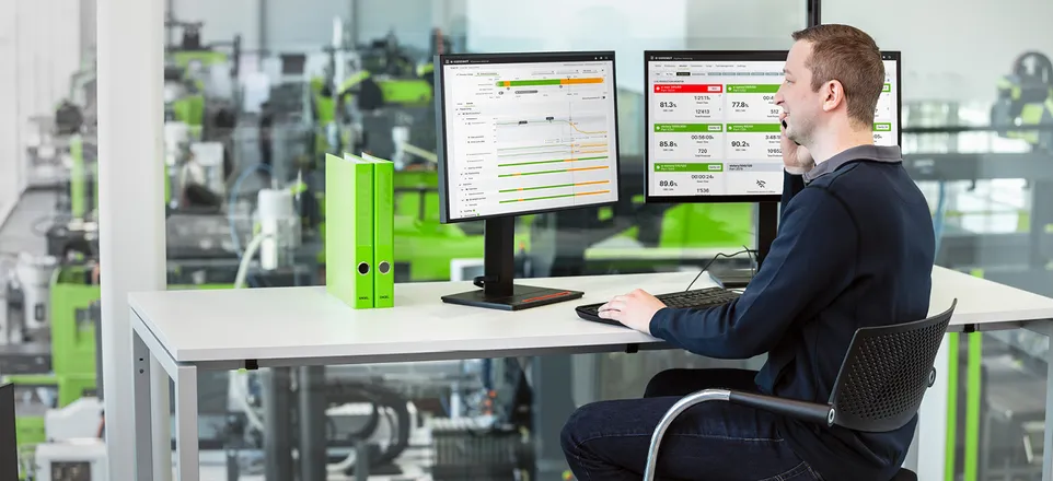 L’immagine mostra un tecnico davanti a un monitor mentre analizza l’andamento dei dati del processo di stampaggio ad iniezione monitorati con ENGEL iQ process observer 