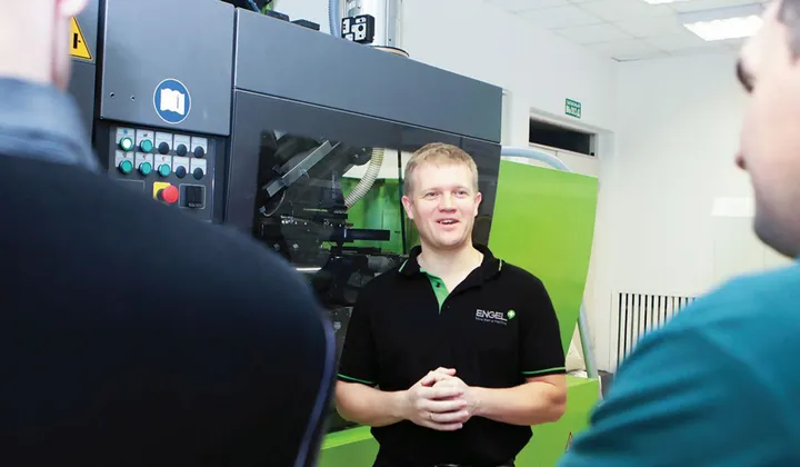 На фото показан процесс обучения по литью пластмасс от ENGEL