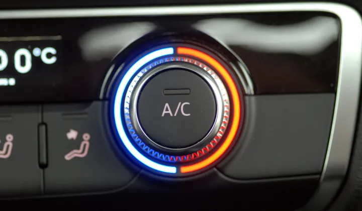 На фото показаны пластиковые детали системы кондиционирования воздуха автомобиля