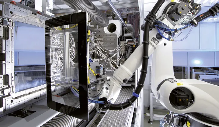 Picture shows production of car glazing made of polycarbonate