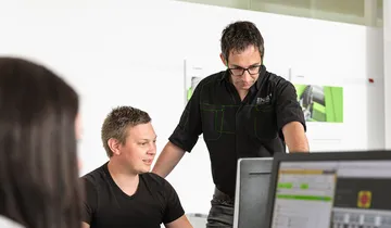 L'immagine mostra laalcuni tecnici durante un corso di formazione di ENGEL