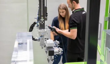Image shows digital solution for robot positioning from ENGEL