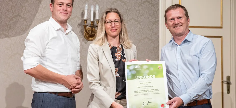 Bild zeigt Übergabe des Umweltlandespreis für ENGEL AUSTRIA
