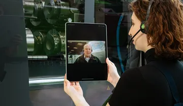 Picture shows ENGEL application engineers providing online customer support.