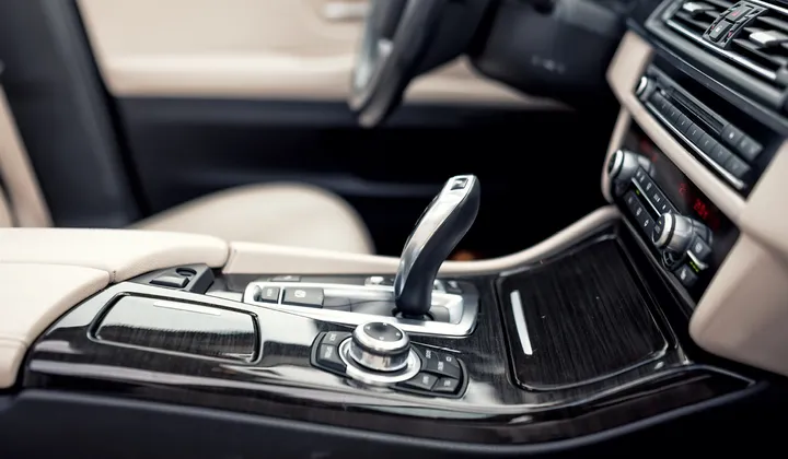 图为汽车内部的塑料注塑件