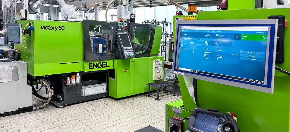 Image shows a networked injection molding machine fleet at Eugen Wexler using authentig production control software