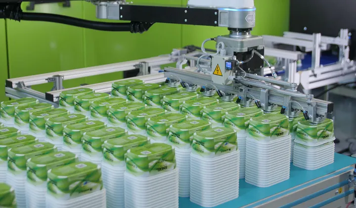 L'image montre une pièce en plastique à paroi mince