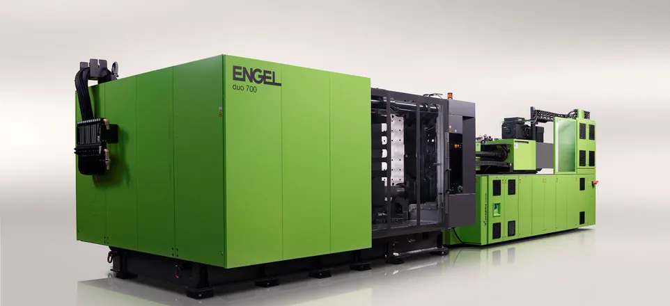 L'immagine mostra la pressa a iniezione a due piani ENGEL duo 700 di colore verde