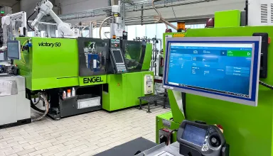 L'immagine mostra le presse a iniezione interconnesso con authentig nel reparto di stampaggio di Eugen Wexler