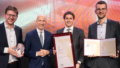 Picture shows three ENGEL employees and the Austrian Federal Minister of Labour and Economy