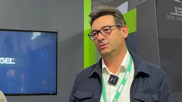 La vidéo montre une interview de Jérome Glory a propos de la collaboration entre Glory et ENGEL dès les années 70.