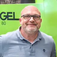 Bild zeigt Produktionsleiter bei Miraplast