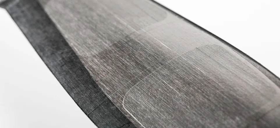 Bild zeigt ein Detail eines Rotorblatts mit Carbon-Tape auf der Oberfläche