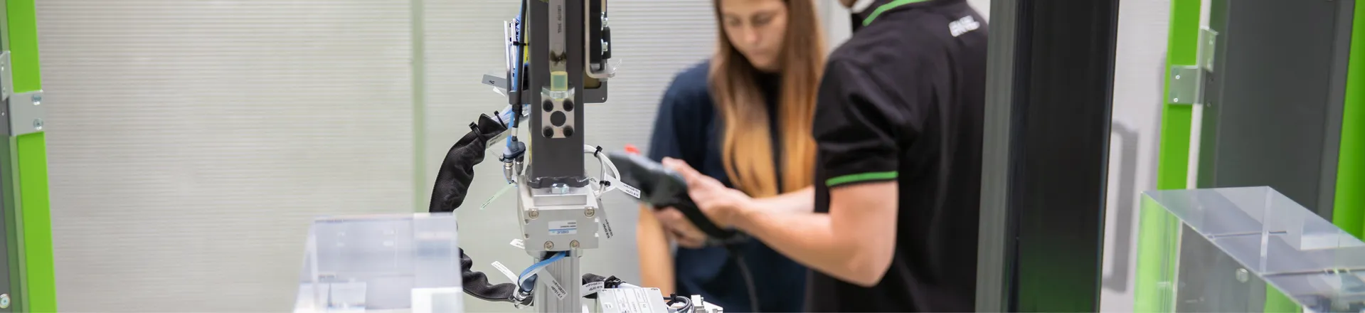 Zdjęcie przedstawia technika serwisu w trakcie używania o systemu i iQ vibration control