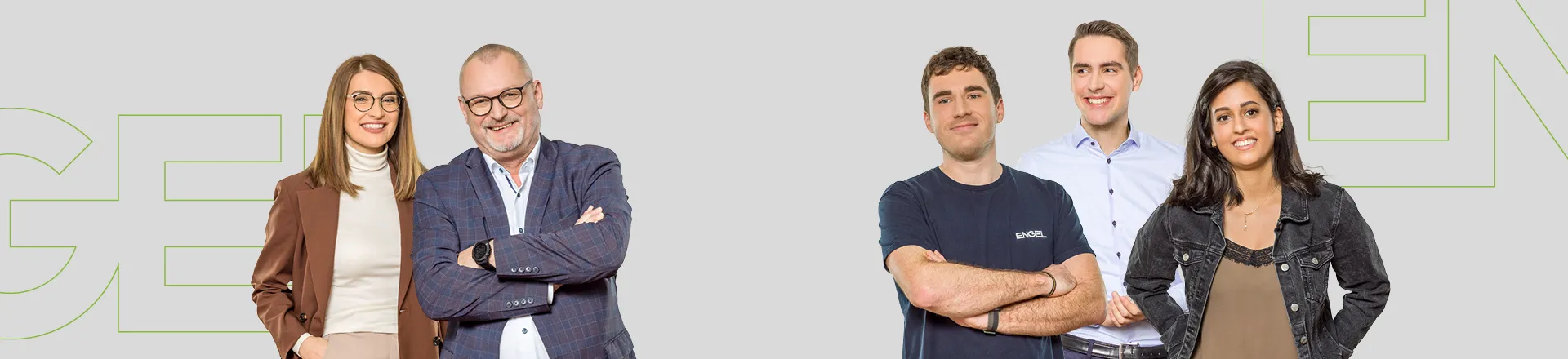 Picture shows employees and workers at ENGEL in front of an injection moulding machine