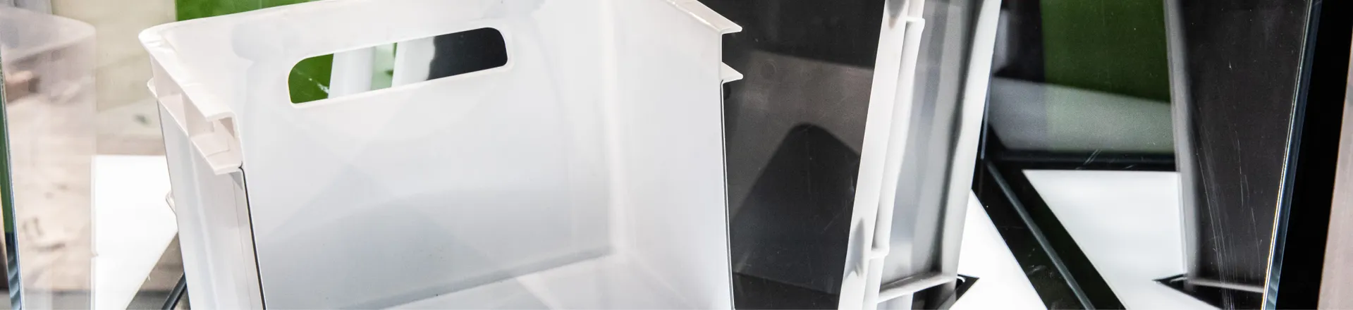 La imagen muestra la caja hecha de plástico reciclado