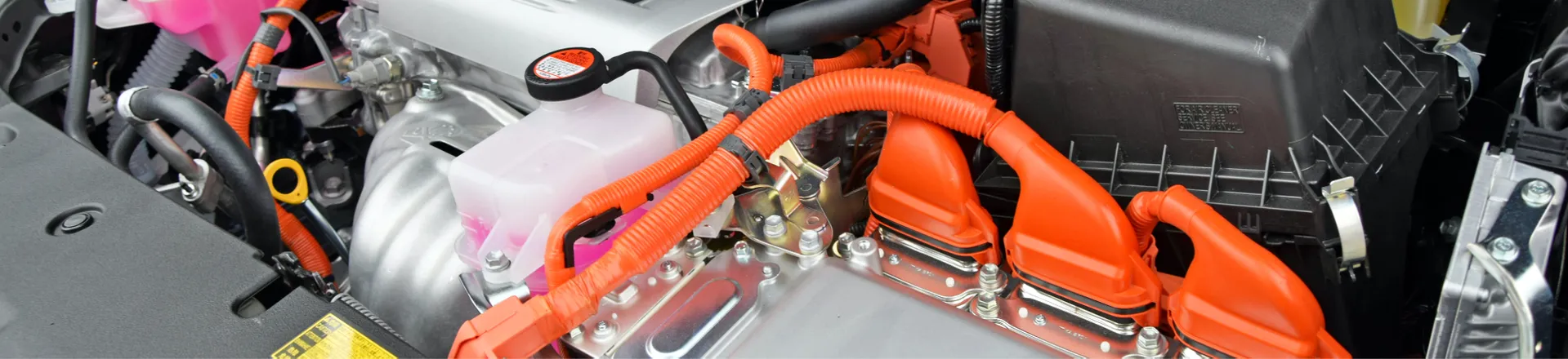 Bild zeigt Motorraum eines hybriden Autos