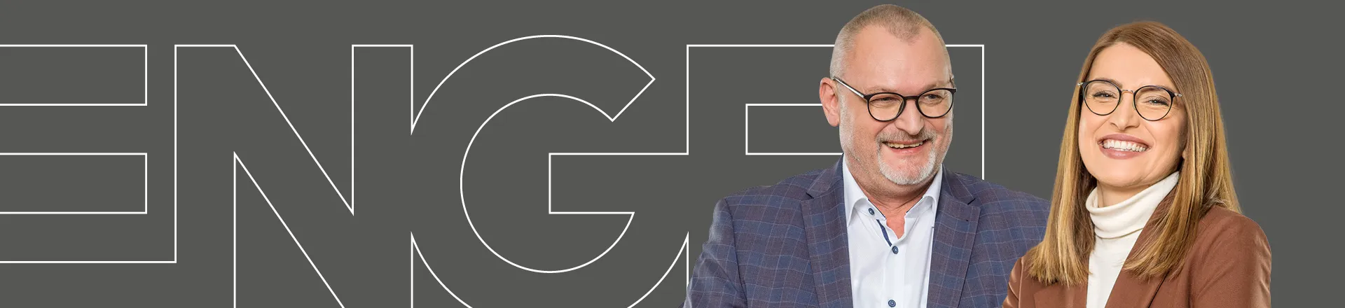 Bild zeigt Mitarbeiter mit Berufserfahrung vor einer Spritzgießmaschine von ENGEL 