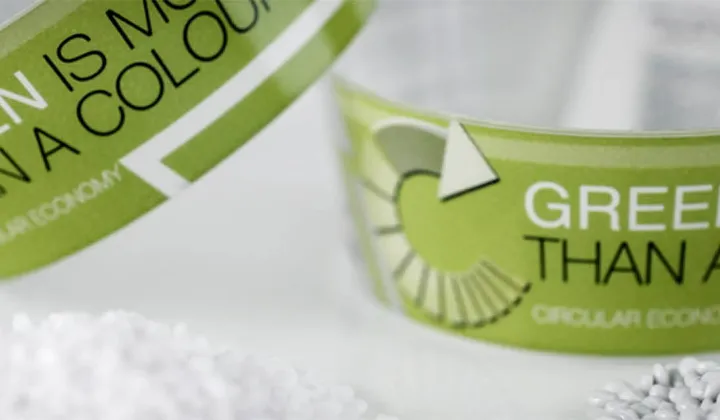 Photo montrant la transformation du rPET par injection sur une machine e-speed