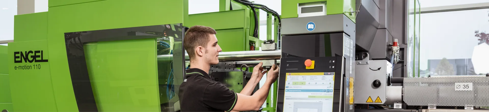 Bild zeigt Servicetechniker an einer Spritzgießmaschine von ENGEL