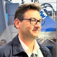 L’image montre un homme, Jérôme Glory, devant une victory electric verte exposée au K 2025