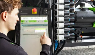Bild zeigt Maschinenbediener bei Anwendung der Software iQ hold control