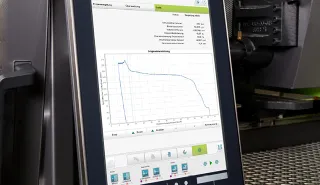 Bild zeigt Software iQ weight control auf der Spritzgießmaschinen-Steuerung von ENGEL