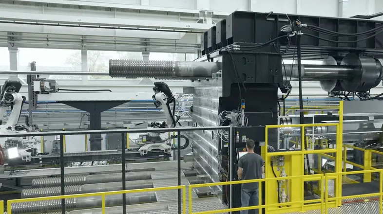 Film przedstawia największą na świecie wtryskarkę