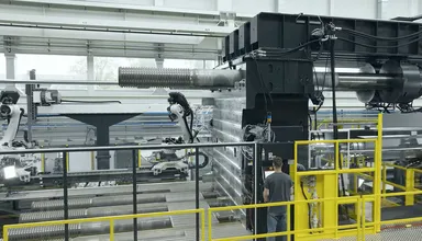 L'immagine mostra la più grande pressa a iniezione del mondo