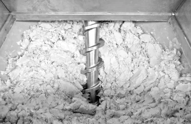 La imagen muestra el moldeo por inyección de termoestables en la práctica