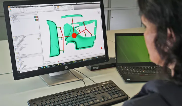 На рисунке показана конструкция дверного модуля из пластика