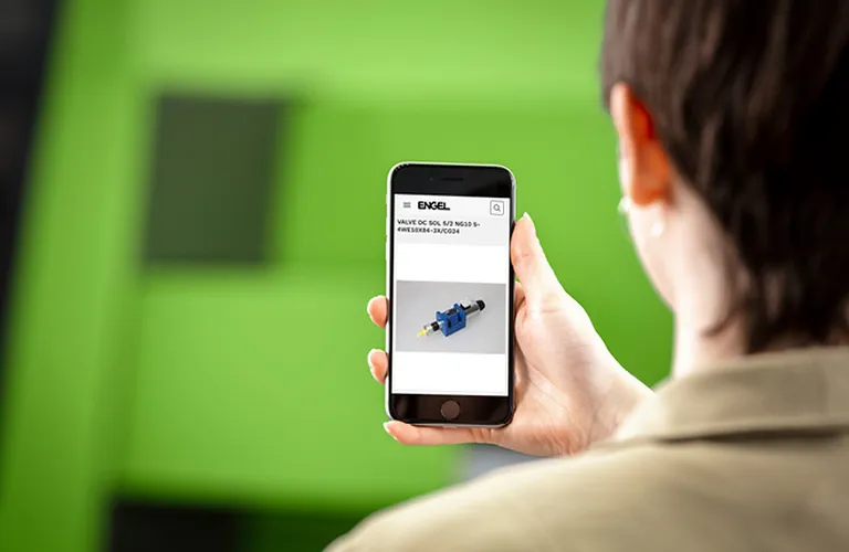 Bild zeigt Smartphone mit Anwendung der optischen Ersatzteilidentifikation part finder von ENGEL