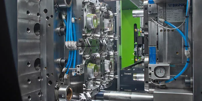 Obrázek ukazuje prostor formy e-speed se vstřikovací formou pro tenkostěnné obaly z rPET.