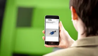 Bild zeigt Smartphone mit Anwendung der optischen Ersatzteilidentifikation part finder von ENGEL