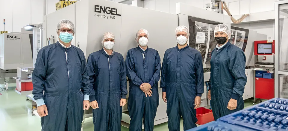 Bild zeigt Kooperationspartner Gerresheimer mit Mitarbeiter von ENGEL