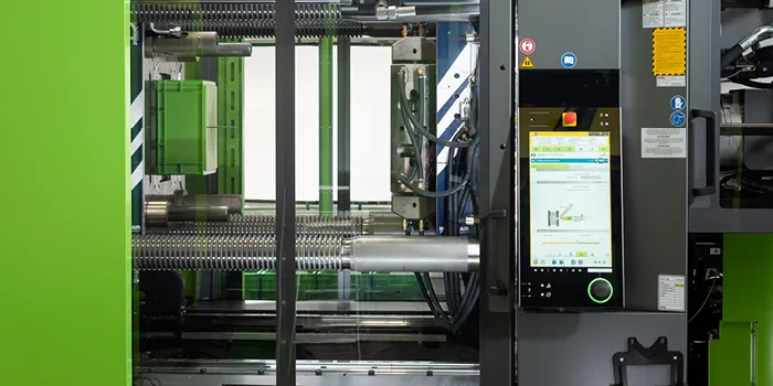 Zdjęcie przedstawia przestrzeń formy dużej wtryskarki o krótkich czasach pracy na sucho