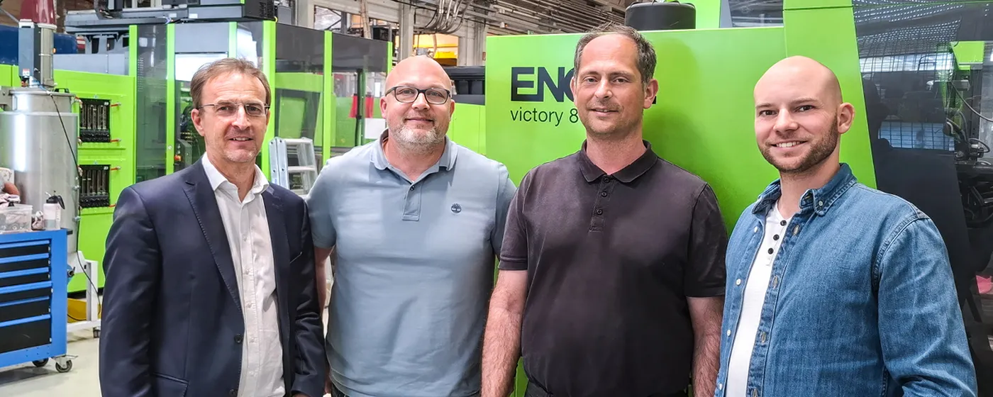 Bild zeigt Hannes Fritz (Leitung Produktmanagement Maschinensteuerung ENGEL), Andreas Neulinger (Produktionsleiter Miraplast), Markus Marek (Produktion Miraplast), Matthias Hüttler (Entwicklungsingenieur ENGEL)