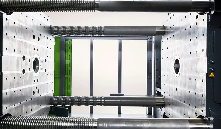 Bild zeigt großen Werkzeugraum der Zweiplatten-Spritzgießmaschine duo tech