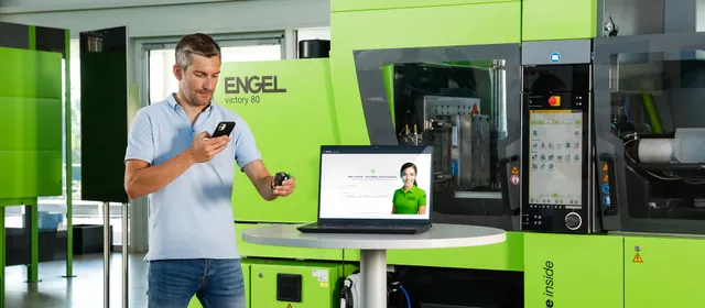 Bild zeigt Maschinenbediener vor einer Spritzgießmaschine, ausgerüstet mit digitalen Lösungen von ENGEL