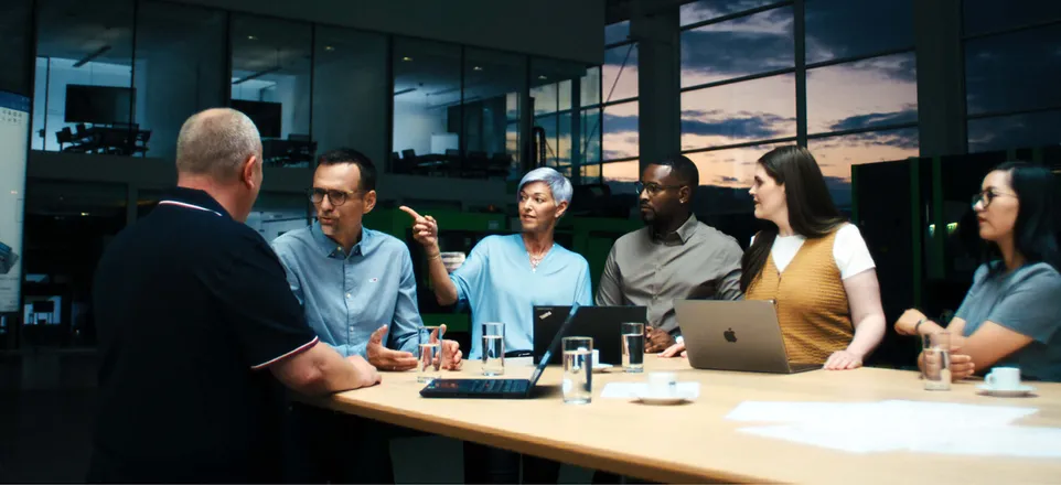 Bild zeigt Diskussionsrunde mit Menschen von ENGEL