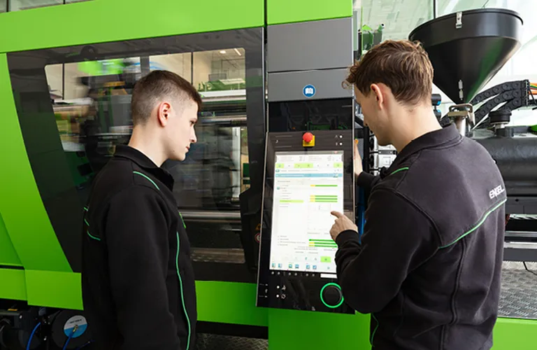 图片显示了直接在 CC300 机器控制装置上的过程监控