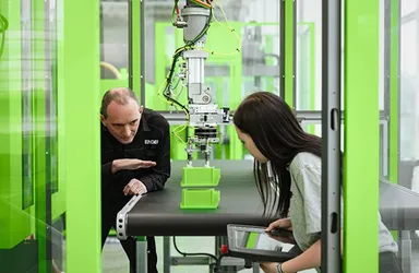 Image shows injection molding training in front of a machine by ENGEL