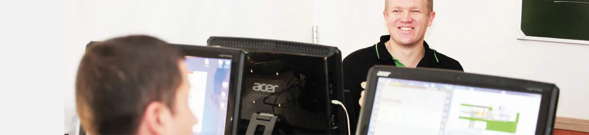 На фото показан процесс обучения по литью пластмасс в учебном центре ENGEL