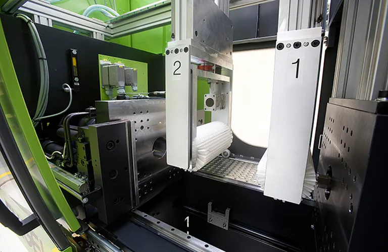 L'immagine mostra lo stampaggio a iniezione di elastomeri nella pratica